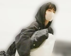 「笑わせにきてる」「ギャグになってる」小松菜奈の“まる出し”ショットに賛否も…世界が認める“個性”