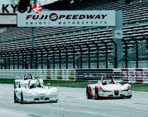 「無茶可愛いやんけ」“浜辺美波似”女子高生レーサーの“奇跡の一枚”が大反響