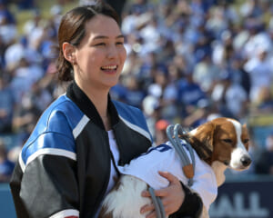 「にやにやしちゃう」真美子夫人　ドジャース優勝パレードでみせた「ラブラブスキンシップ」にファン赤面