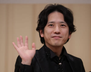 「謝って」二宮和也　ジャニー氏に“決別宣言”、ジュリー氏も「距離がある」発言で滲む「創業家との溝」