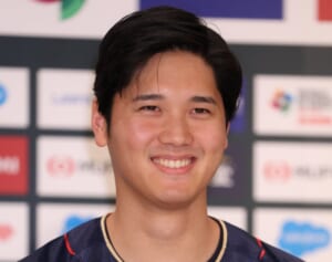 大谷翔平　ロッカールーム映像に映り込んだ“熱烈なデコピン愛”