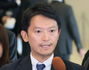 「自分で答えろよ」斎藤知事　瞬きが増え、PR会社代表が選挙カーにいた理由も弁護士任せ…追及への“しどろもどろ答弁”に批判続出