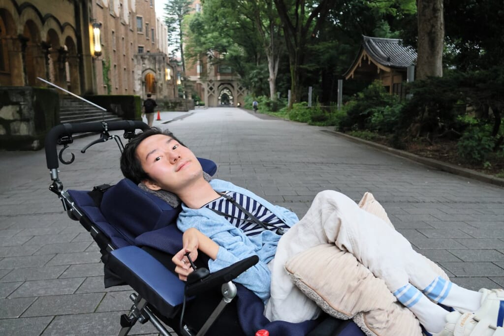「ルソーに憧れて」動かない体で夢を追う“寝たきり”の東大生・愼允翼さん