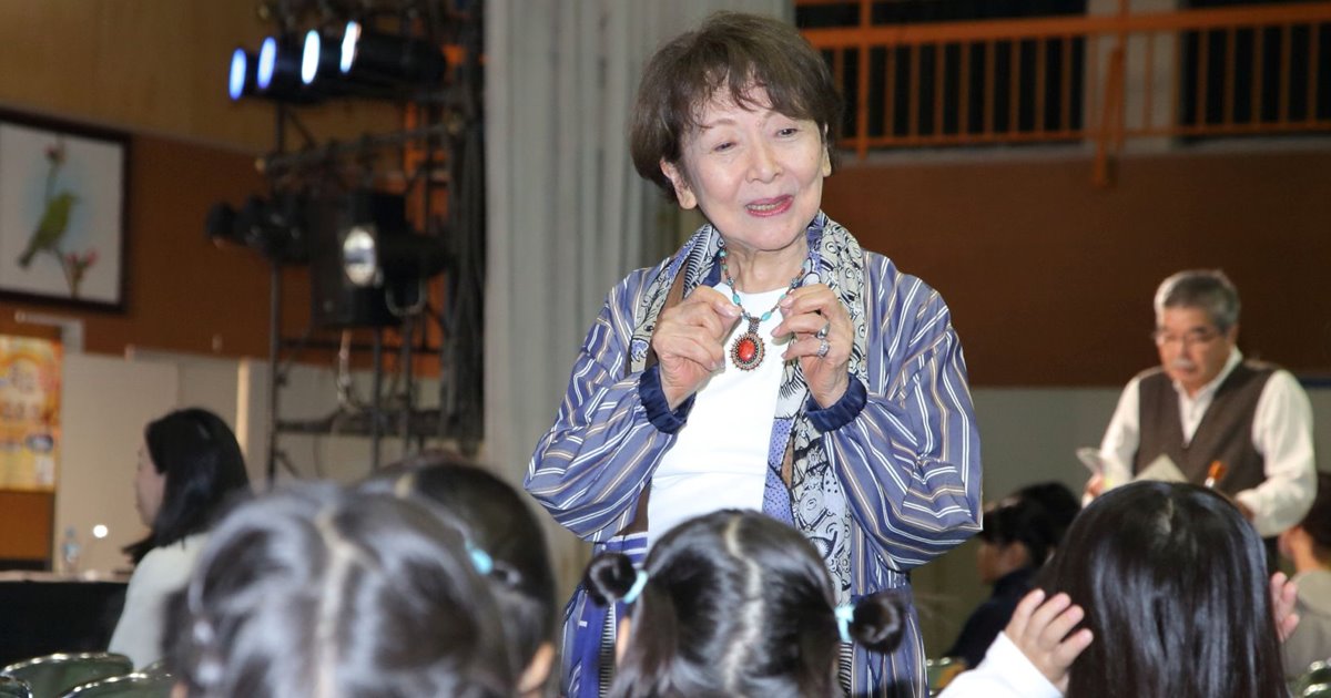 「初代うたのおねえさん」眞理ヨシコさん、63年間練習を続ける“国民的童謡” | 女性自身