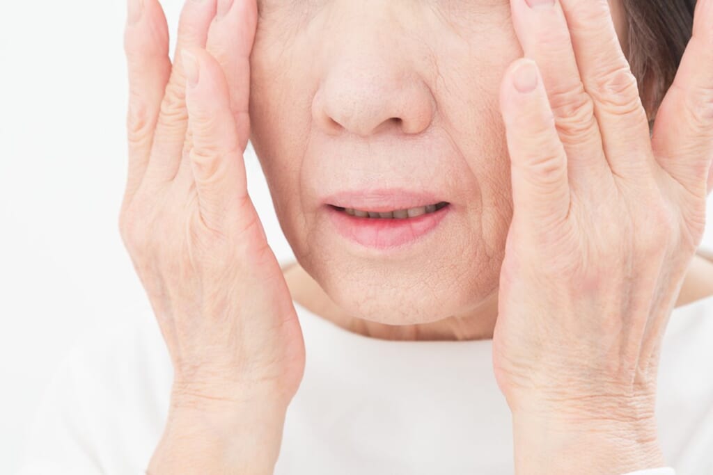 寒さが顔のくすみの原因に！自宅でできる「炭酸水パック」で若々しい肌へ