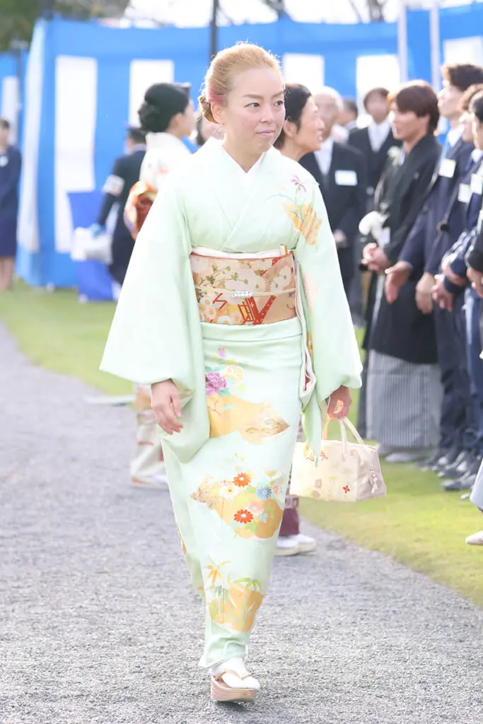 瑶子さま 異例の金髪メッシュ、企業のロゴ入りTシャツ…姉・彬子さま  