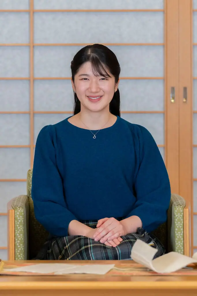 気品が凄すぎて美しい」愛子さま お誕生日写真の“トラッドな装い”に 