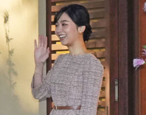 佳子さま　秋篠宮ご夫妻お見送りでの“美しい所作”に相次ぐ称賛！上品ワンピースにも再脚光
