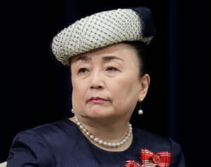 信子さま　愛子さまと笑顔の交流も2人娘とは距離が…宮中晩餐会で際立った「確執の席次」