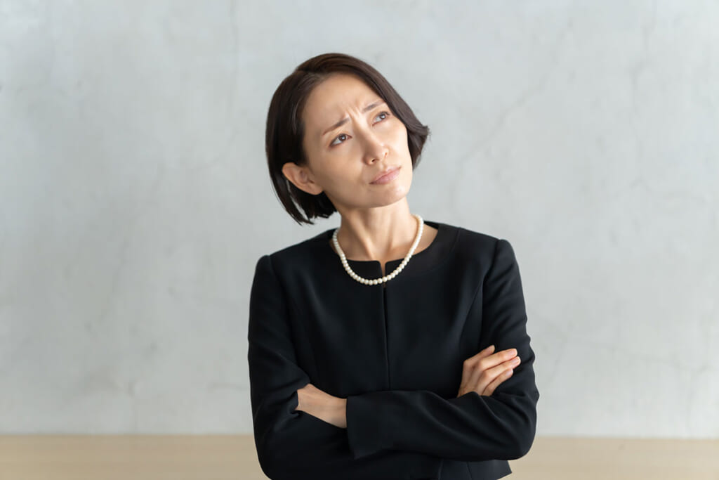 「年賀状じまい」した場合、「喪中」はどうやって伝えればよい？専門家が疑問に回答