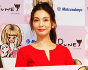 「絵になる」伝説のカリスマモデル　44歳の“半分出てる”水着姿に絶賛の声