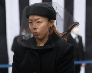 瑶子さま　懇意の高級カーディラーの「ロゴTシャツ」を鍵アカで宣伝…宮内庁内では“熱心な支援”を憂慮