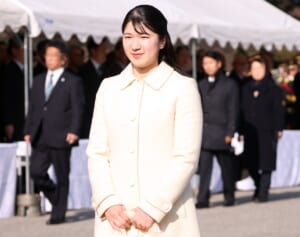 9年前と全く同じコート＆バッグ＆ブーツで…愛子さま　皇宮警察年頭視閲式の“コートコーデ”で見せられたご成長ぶり