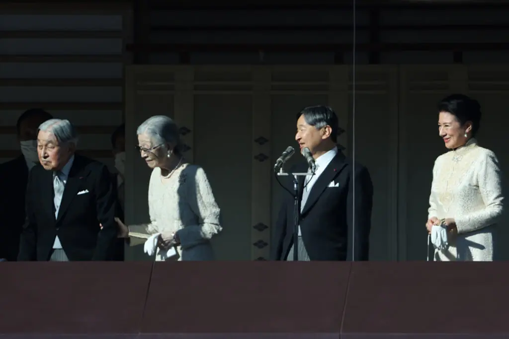 一度もお手振りがなかった」美智子さま 一般参賀に杖を使わずご参列も