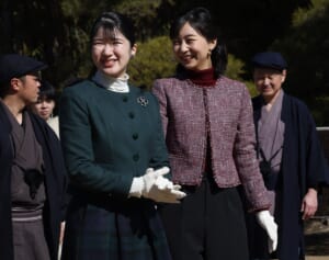 愛子さま“カモカラー”の装いで鴨場接待へ　佳子さまと二人仲よく放鳥される姿も