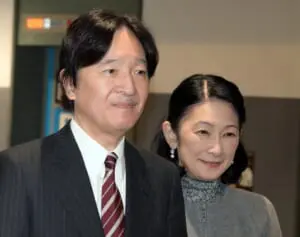 「顔色が悪い」と心配の声も…秋篠宮さま　天皇皇后両陛下のお出迎えで再び見せられた“能面のような無表情”が波紋