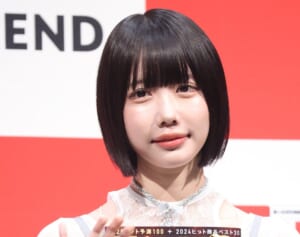 「別人みたいになってる」あのちゃんの眉なしハイブラドレス姿にファン騒然