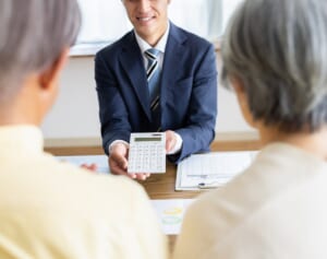「保険料は一生あがらない」「お祝い金が出ます」…50歳以上は実は損する“保険の文言”