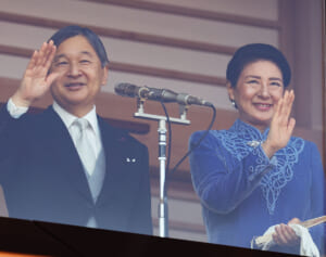 秋篠宮ご一家　ほぼ無言でアイコンタクトもされず…陛下の65歳祝う一般参賀で見せた“天皇ご一家との違い”