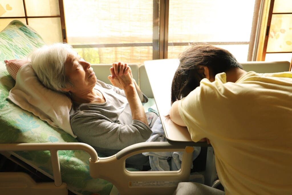 「希望してもサービスを受けられない」ヘルパー不足、施設の倒産…介護者を追い詰める“業界の疲弊”