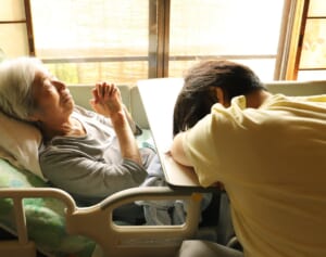 「希望してもサービスを受けられない」ヘルパー不足、施設の倒産…介護者を追い詰める“業界の疲弊”