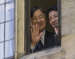 両陛下は湖畔で内緒話、上皇ご夫妻は手をつながれてエスコート…“ラブラブ”アルバム