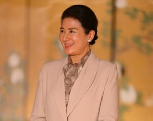 《8年以上着回されて》雅子さま　博物館でのスカーフコーデににじむ「長く大切に」のスタイル