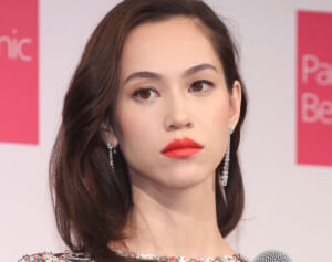 《首絞め、踏み付け、密着ハグ…》水原希子　男性モデルとの過激な“路上ショット”にファン衝撃