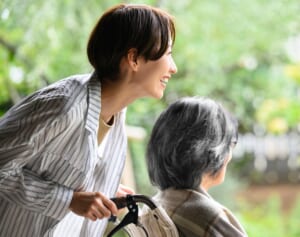 「親の介護」申請しないと損するお金8選！おむつ購入で7000円、パート休んでも給料7割保証の「介護休業」制度も