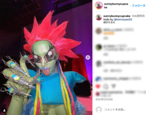 仮装の緑色塗料が服に付着…人気インフルエンサーが映画イベントでの“ボディペイント”を謝罪