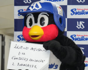 「真冬なのに大汗を…」つば九郎担当スタッフが急逝…心配されれていた“異変”と“意外な後任候補”