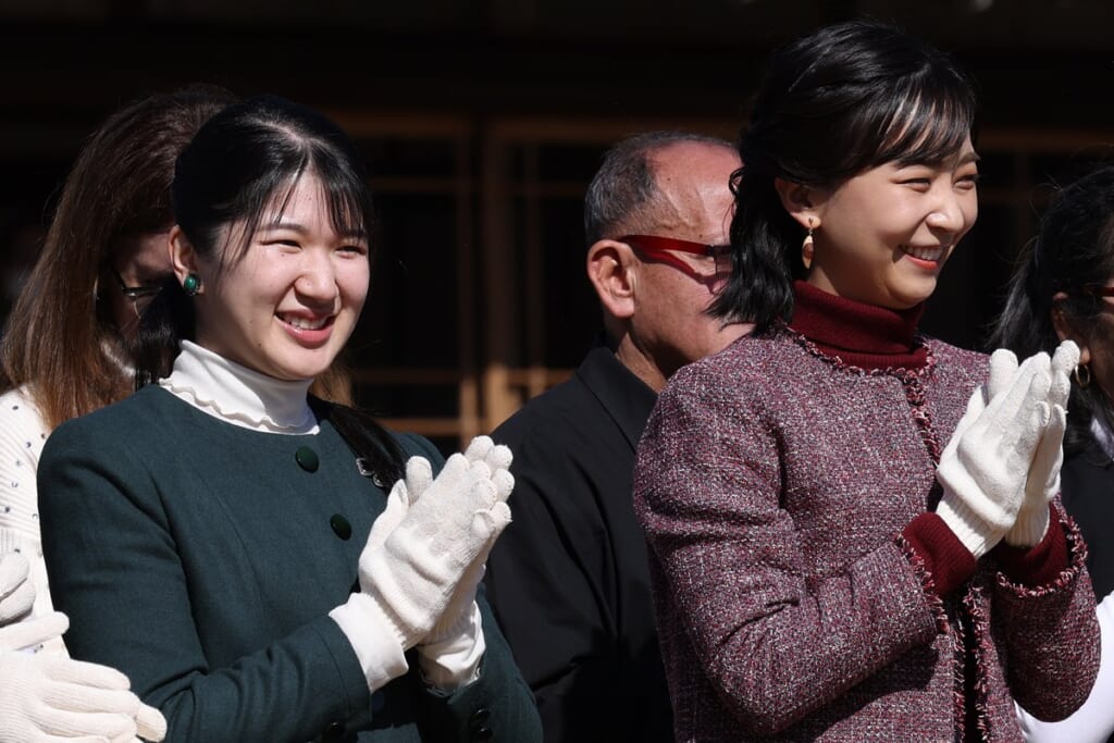 愛子さま　両陛下も期待寄せられる佳子さまとの“ペアご公務”、トラブルにも連携プレイで対処の「抜群の相性」