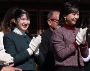 愛子さま　両陛下も期待寄せられる佳子さまとの“ペアご公務”、トラブルにも連携プレイで対処の「抜群の相性」