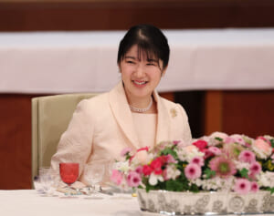 「お二人の笑顔最高」愛子さま　宮中晩餐会で“隣に座られた皇族”に喜びの声が続出