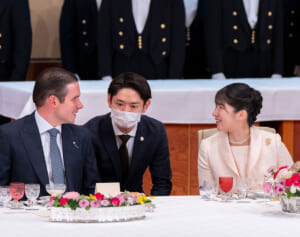愛子さま　宮中晩餐会デビューでの“桜色コーデ”に「お似合いで素敵」と絶賛続々