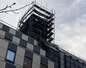 《建設の足場がグニャリ》秋田書店　建て替え中の火災に騒然…話題の工事現場に描かれた「刃牙グラフィック」の“安否”