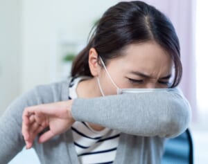 整体師が解説！腰を守る「正しいくしゃみの仕方」花粉症きっかけでぎっくり腰になることも