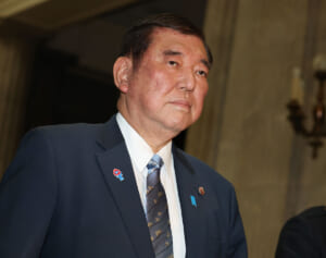 石破首相　3.11復興祈念式で目を閉じてうつむき…中継に映った姿に「緊張感がない」と疑問の声