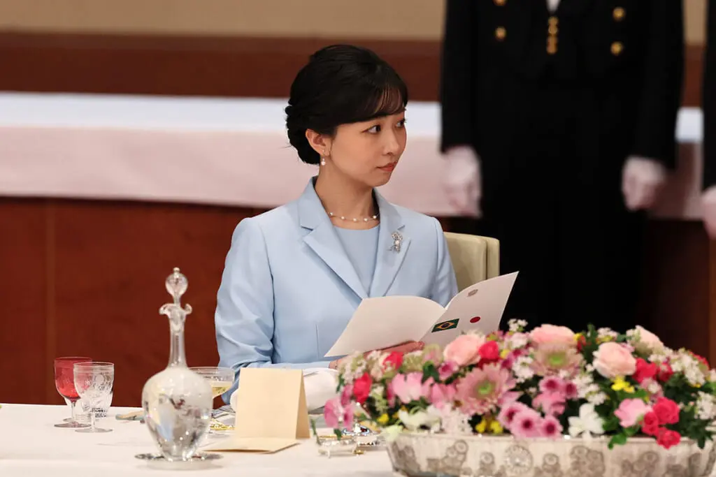 佳子さま 晩餐会での美しい水色のセットアップに「一段と大人っ 佳子さま 晩餐会での美しい水色のセットアップに「一段と大人っ