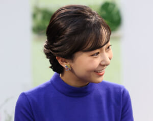 佳子さま　「なるほど展」ご視察はブルーのワンピースで！イヤリングは“完売の品”