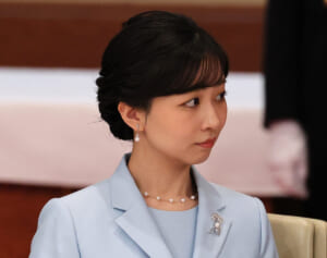 佳子さま　晩餐会での美しい水色のセットアップに「一段と大人っぽい」と歓喜の声！ネックレスは“ご愛用の品”