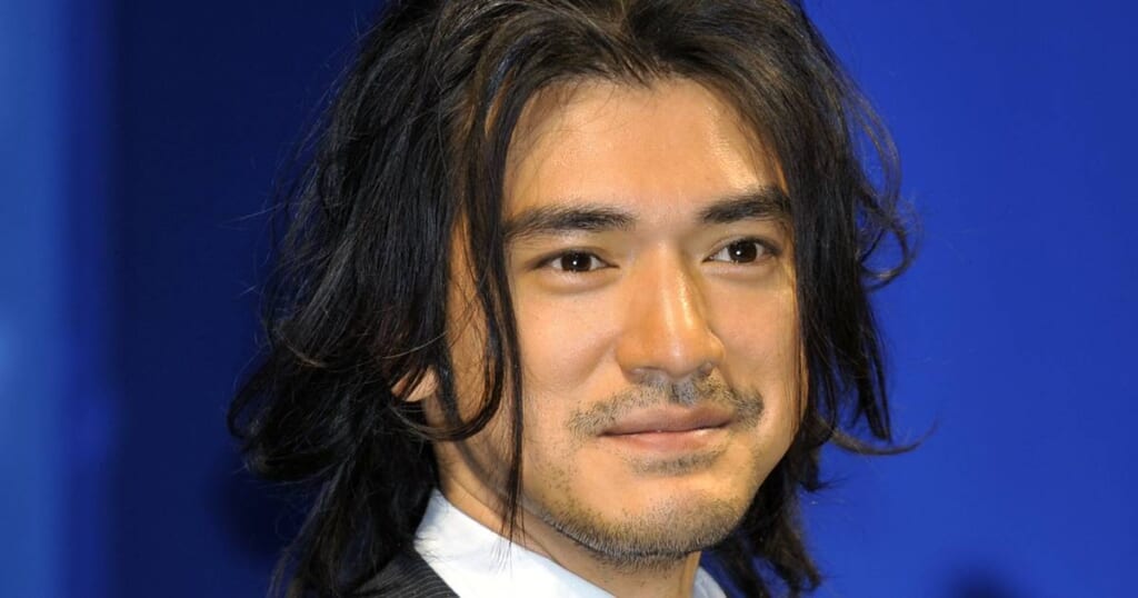 「全く老けてない」8年前に消えた伝説イケメン俳優（51）　電撃復活で見せた“激渋な近影”にネット騒然