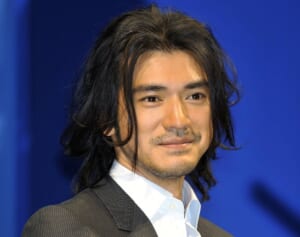 「全く老けてない」8年前に消えた伝説イケメン俳優（51）　電撃復活で見せた“激渋な近影”にネット騒然