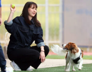 真美子夫人　始球式を断り、スキンシップでも細やかに…重ねてきた大谷への「慎み深い気遣い」《祝結婚1周年》