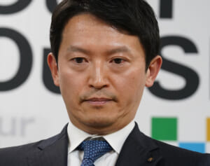 「死者を冒涜するな！」斎藤元彦知事　“パワハラ認定”後初の定例会見で記者が怒りの追及…公用PCの中身言及に怒号