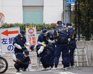 「流石にやめろ」高田馬場・女性ライバー刺殺事件　SNSで拡散した“献花踏みつけ”動画に広がる憤り