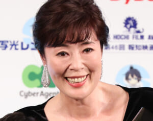 「私が先生に謝ることではない」寺島しのぶ 英才教育する長男が通う小学校への“苦言”が波紋→投稿削除