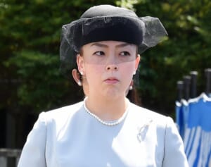 瑶子さま　異例の金髪メッシュ、企業のロゴ入りTシャツ…姉・彬子さまから叱責の陰に「皇族らしからぬお振る舞い」