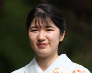 「なんて素敵なの！」愛子さま　園遊会での“パステルブルーの振り袖姿”にSNS歓喜