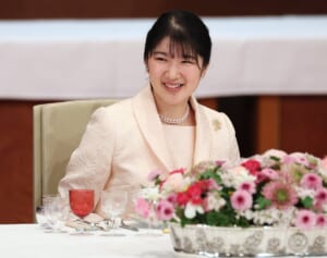 愛子さま「オブリガーダ」とポルトガル語をお使いに…初めての宮中晩餐会は“桜色”のドレスで
